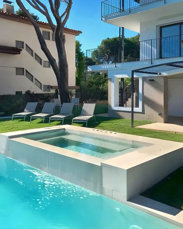 Piscina con spa y jardín · Instagram @morales_obresiserveis