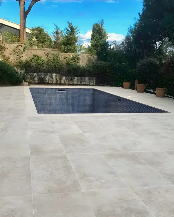 Terraza y piscina en Aiguablava, Begur · Instagram @morales_obresiserveis