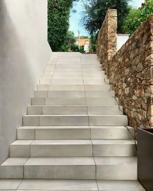 Escalera exterior con muro de piedra · Instagram @morales_obresiserveis