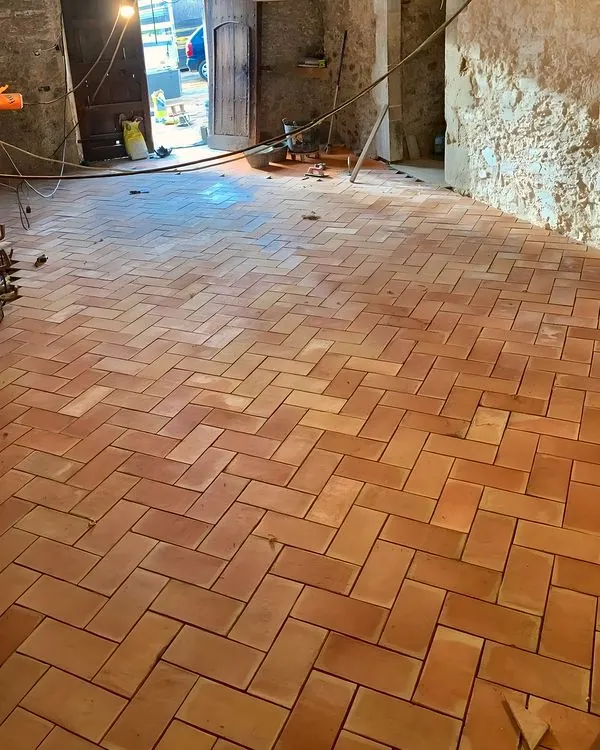 Suelo de barro cocido en espiga · Instagram @morales_obresiserveis