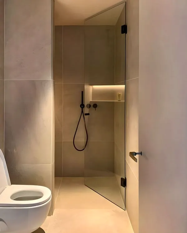 Baño reformado con ducha de obra · Instagram @morales_obresiserveis