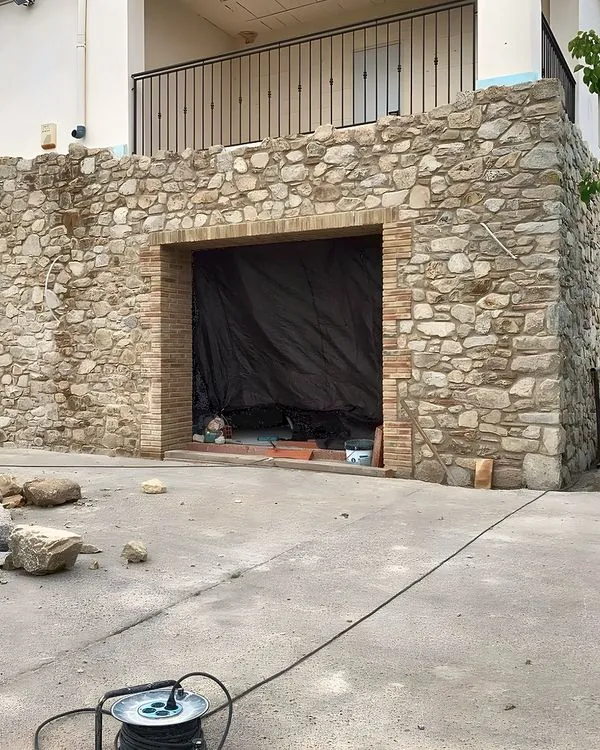 Revestimiento de piedra en casa rural del Empordà · Instagram @morales_obresiserveis