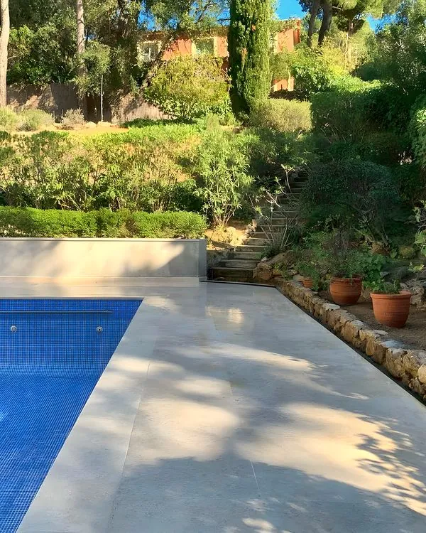 Reforma de piscina y jardín acabada · Instagram @morales_obresiserveis