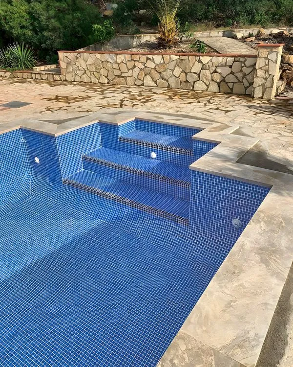 Piscina de gresite con escalera de obra · Instagram @morales_obresiserveis