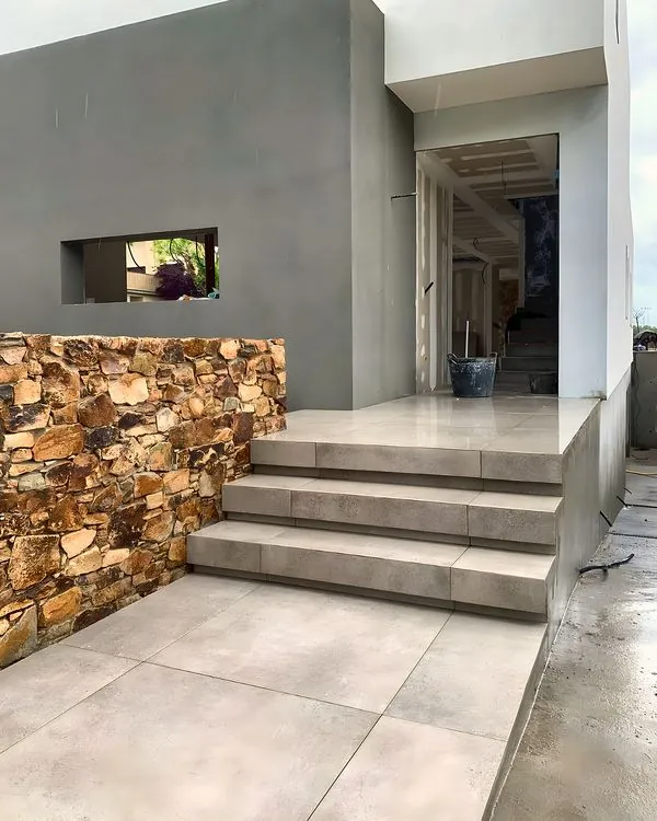 Acabados exteriores en gres y piedra · Instagram @morales_obresiserveis