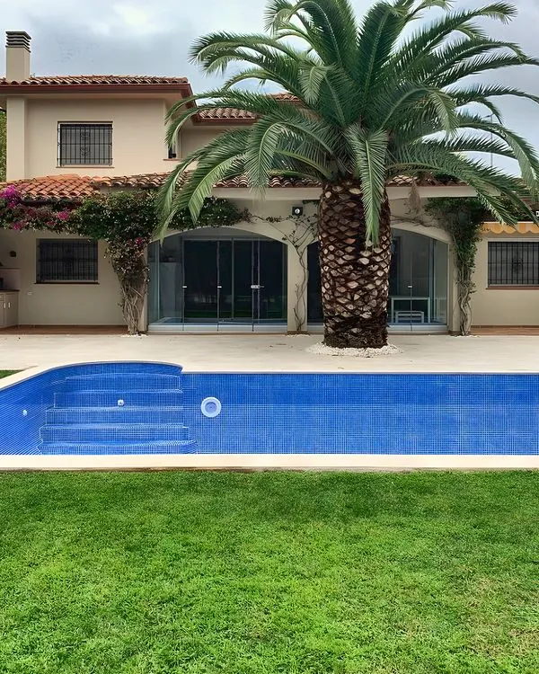 Piscina y jardín en villa mediterránea · Instagram @morales_obresiserveis