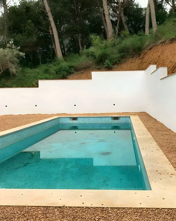 Jardín y piscina acabados · Instagram @morales_obresiserveis