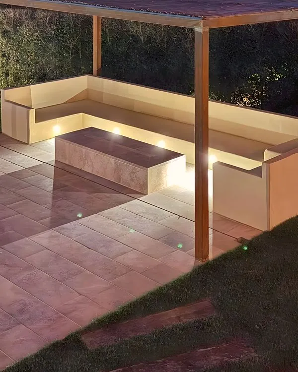 Pérgola y banco de obra junto a la piscina · Instagram @morales_obresiserveis