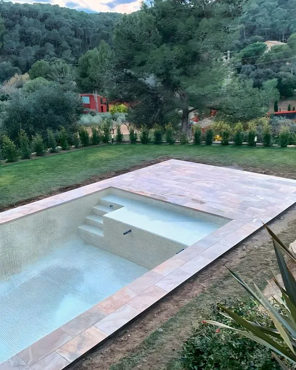 Piscina nueva de obra · Instagram @morales_obresiserveis