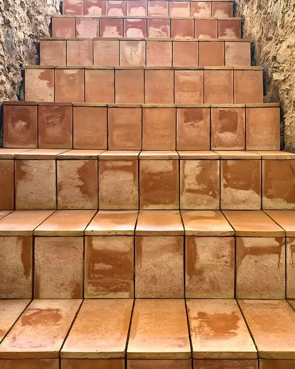 Escalera de barro cocido · Instagram @morales_obresiserveis