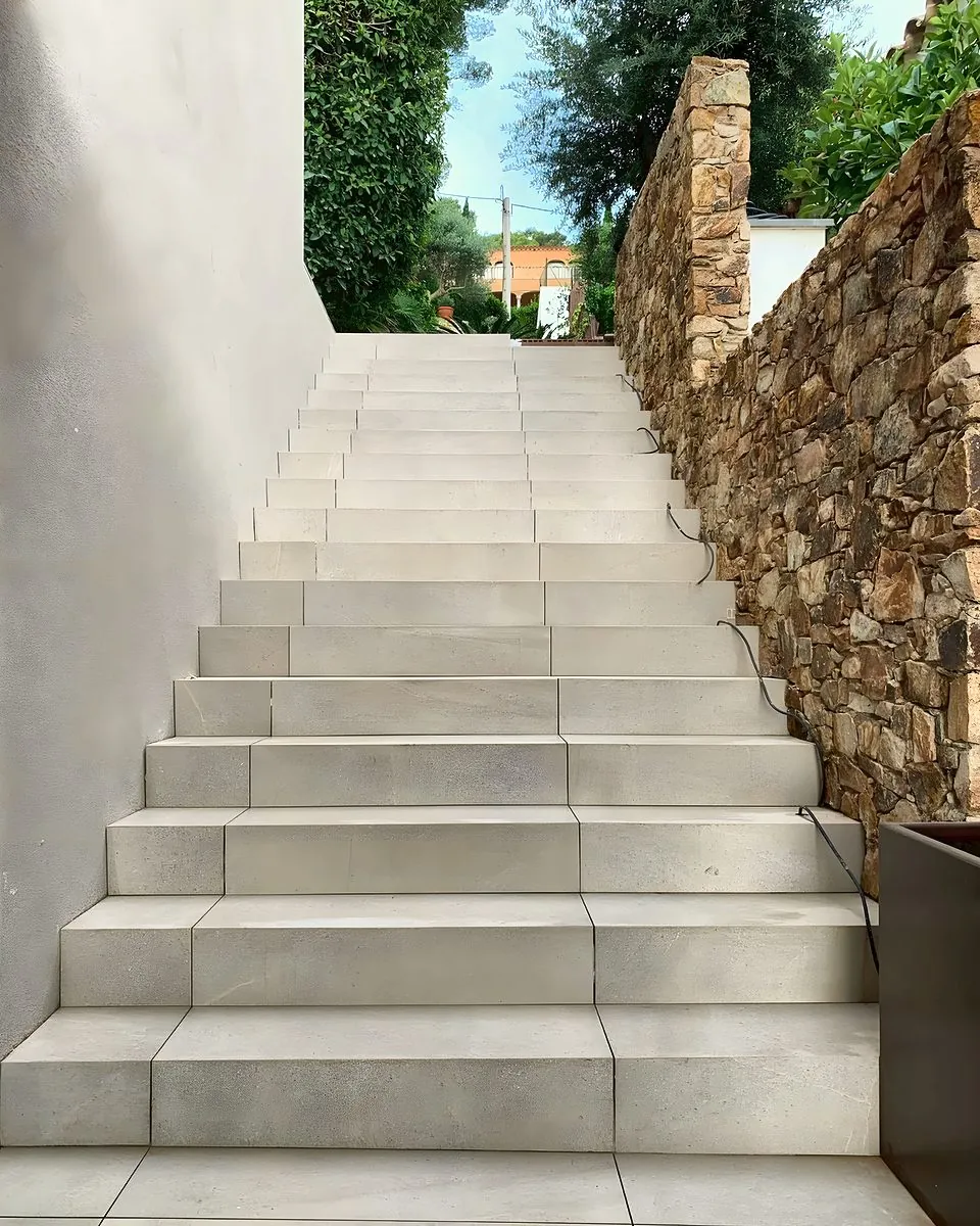 Escalera exterior con muro de piedra · Morales Obres i Serveis