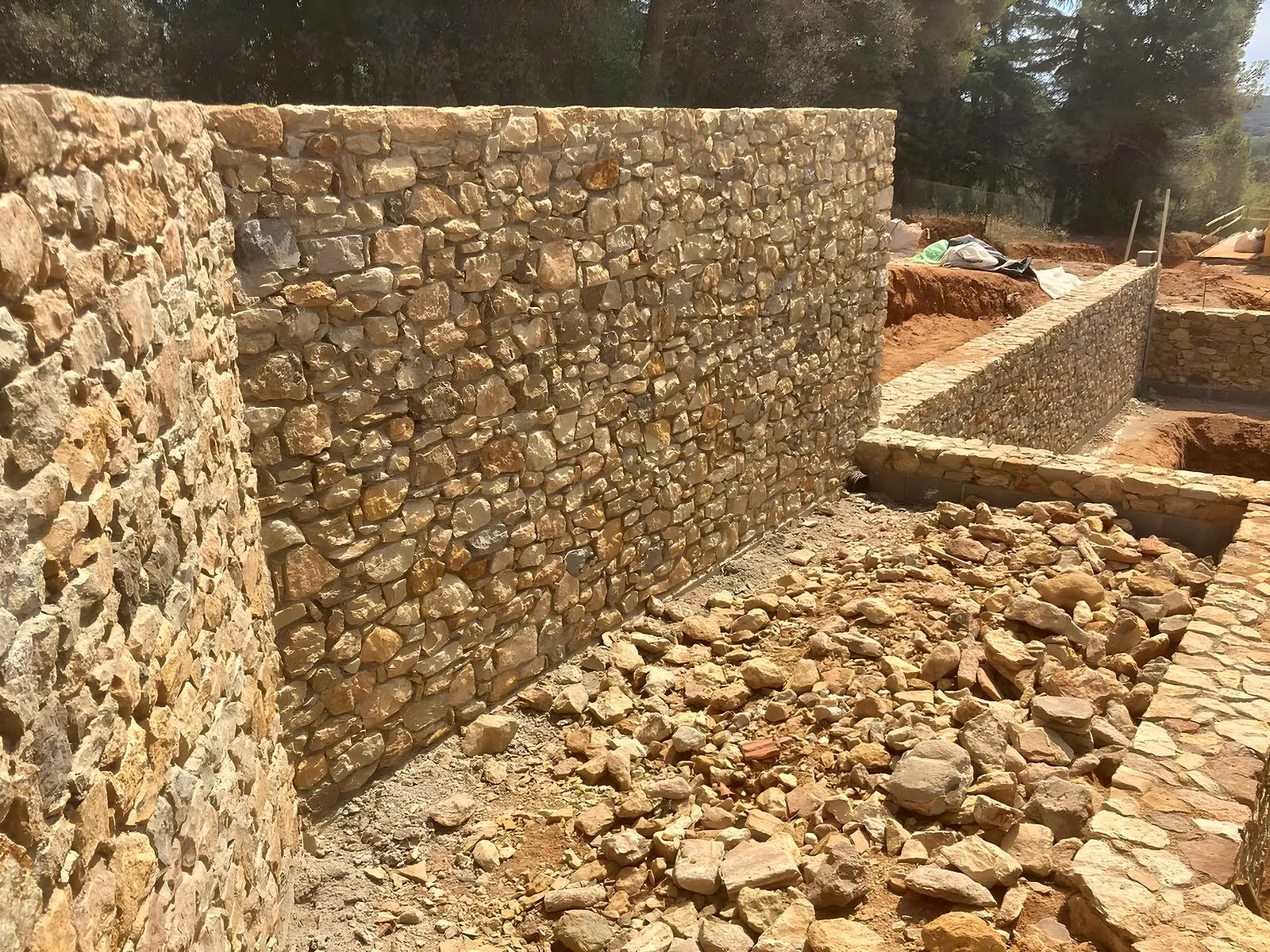 Muros de piedra en una obra del Empordà · Morales Obres i Serveis
