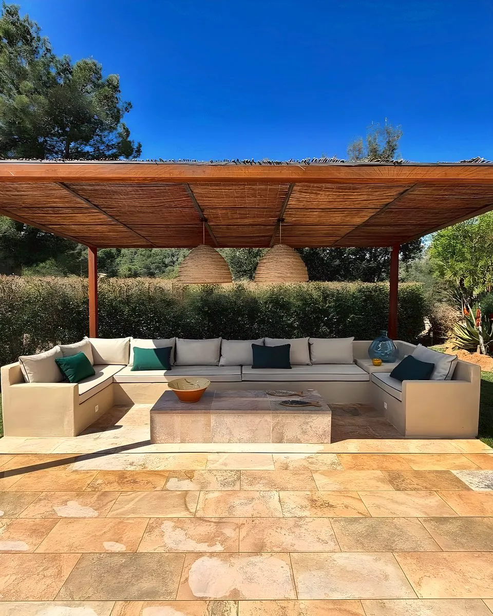 Terraza con pérgola y banco de obra · Morales Obres i Serveis