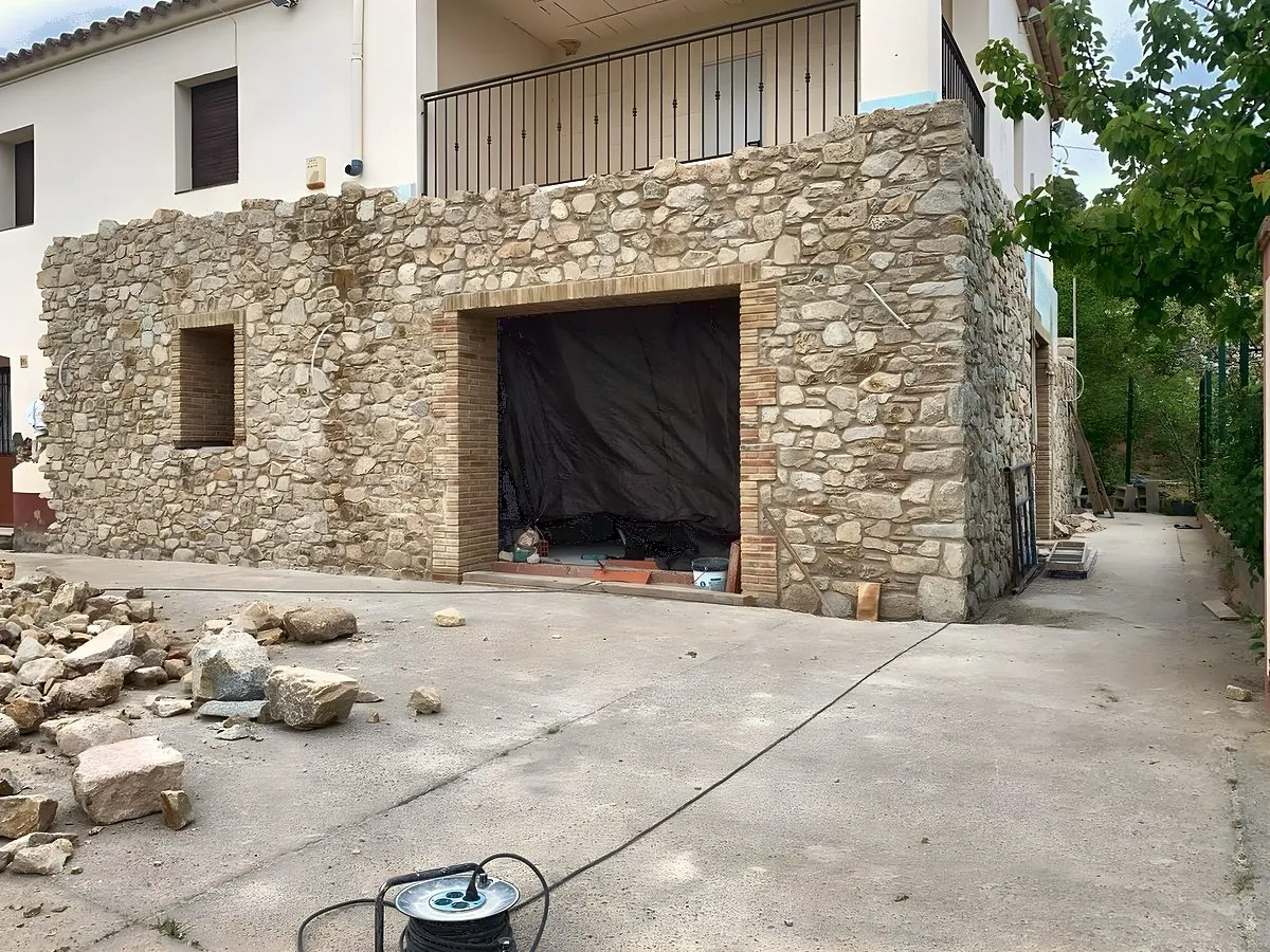 Revestimiento de piedra en casa rural del Empordà · Morales Obres i Serveis