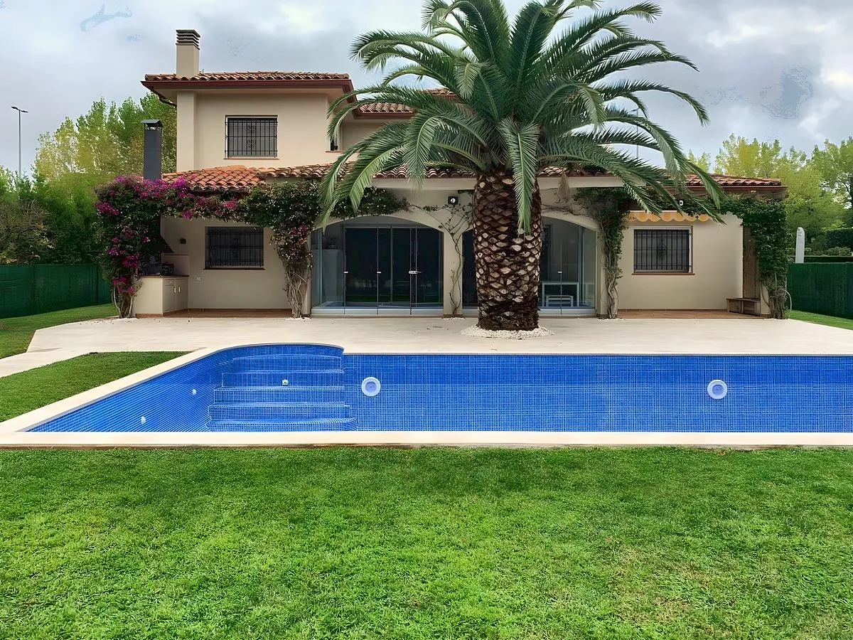 Piscina y jardín en villa mediterránea · Morales Obres i Serveis