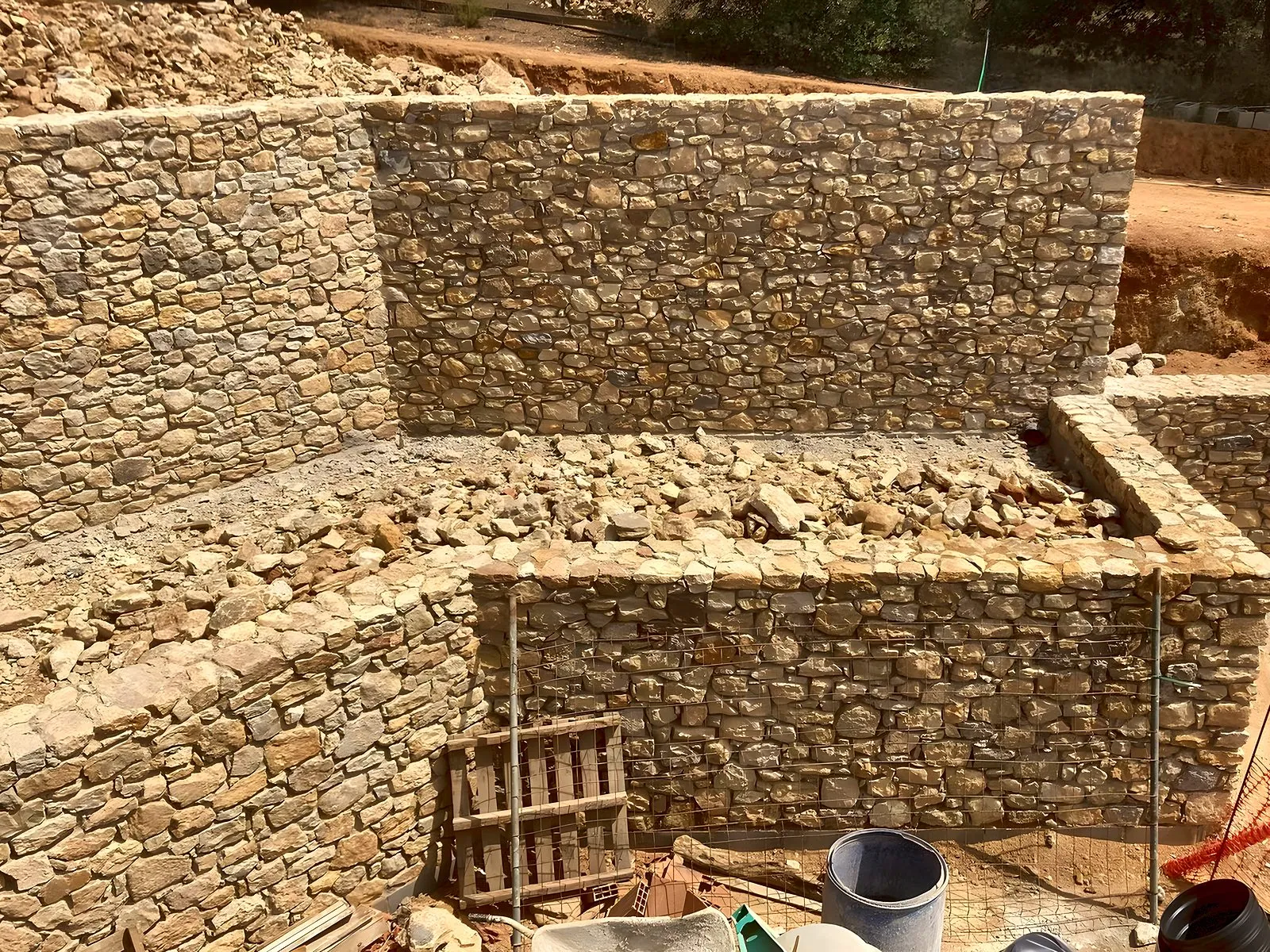 Muros de piedra en una obra del Empordà