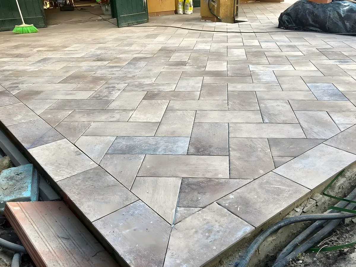 Colocación de pavimento de travertino